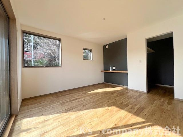 ■平塚市出縄　新築戸建●の寝室|洋室８帖◇バルコニーに出入りのできるお部屋です◇