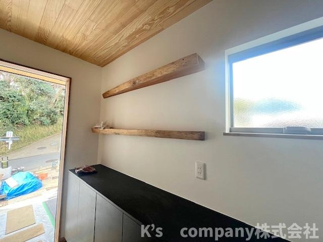 ■平塚市出縄　新築戸建●の玄関|玄関スペースには、壁面を生かしたインテリアスペース付き☆温かみを感じる空間です♪