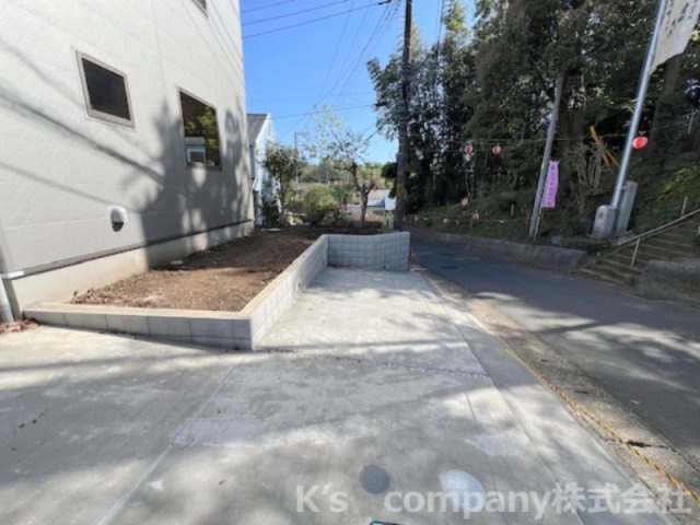 ■平塚市出縄　新築戸建●の前面道路含む現地写真|前面道路は交通量が少なく静かな印象です◇