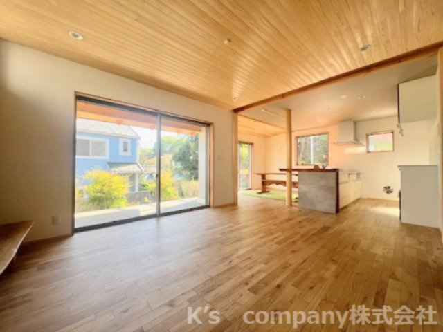 ■平塚市出縄　新築戸建●の居間・リビング|リビング広々20帖◇南向きで大きな窓から明るい日差しが差し込む心地の良い空間です◇