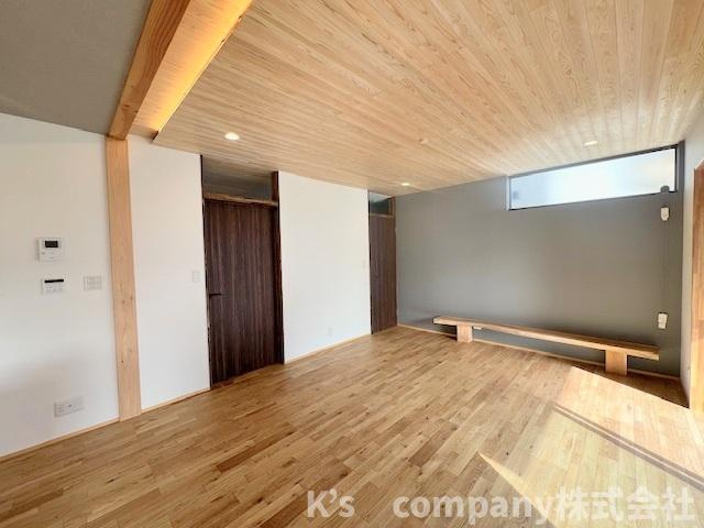 ■平塚市出縄　新築戸建●の居間・リビング|リビングの窓からお庭を望めるプライベート空間のデッキには、庇付きでリゾートを思わせる雰囲気があります◇