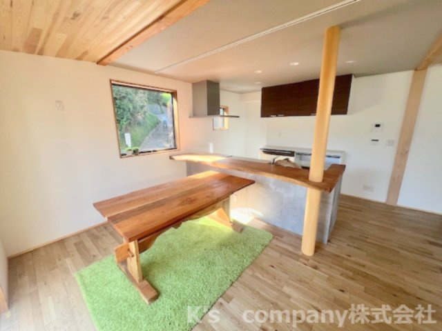 ■平塚市出縄　新築戸建●のキッチン|ご家族が自然とキッチンに集まり、お料理を楽しむことのできる開放的なキッチンスペース◇