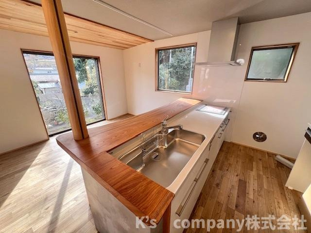 ■平塚市出縄　新築戸建●のキッチン|キッチンのカウンターの一部には、存在感のある一枚板が使用されていて木の温もりを感じる上質な空間になっています◇