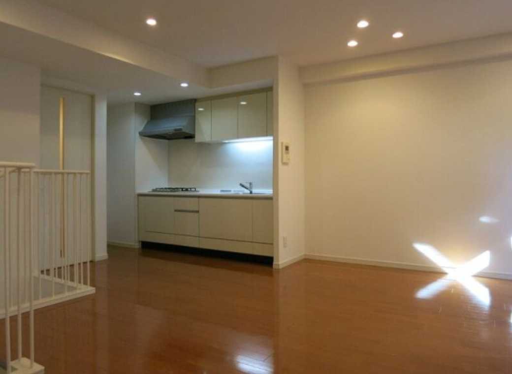 レジデンス三宿　ネット無料　トランクルーム　メゾネットの内装