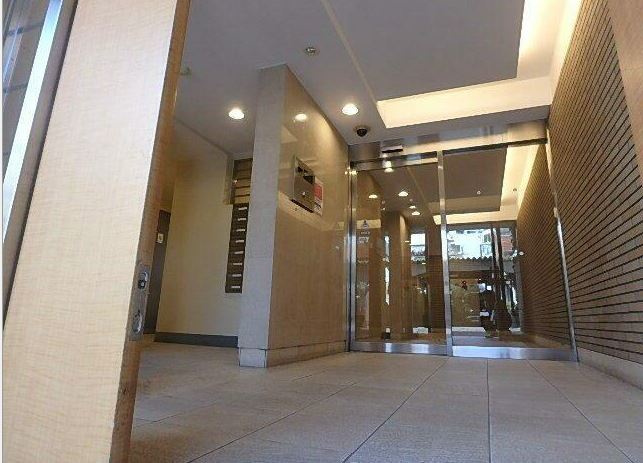 レジデンス三宿　ネット無料　トランクルーム　メゾネットのロビー