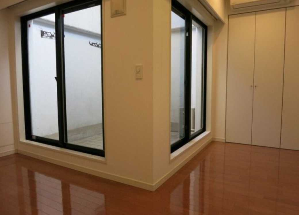 レジデンス三宿　ネット無料　トランクルーム　メゾネットのバルコニー