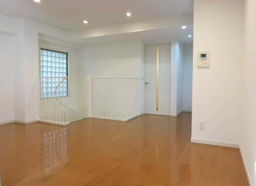 レジデンス三宿　ネット無料　トランクルーム　メゾネットの居間・リビング