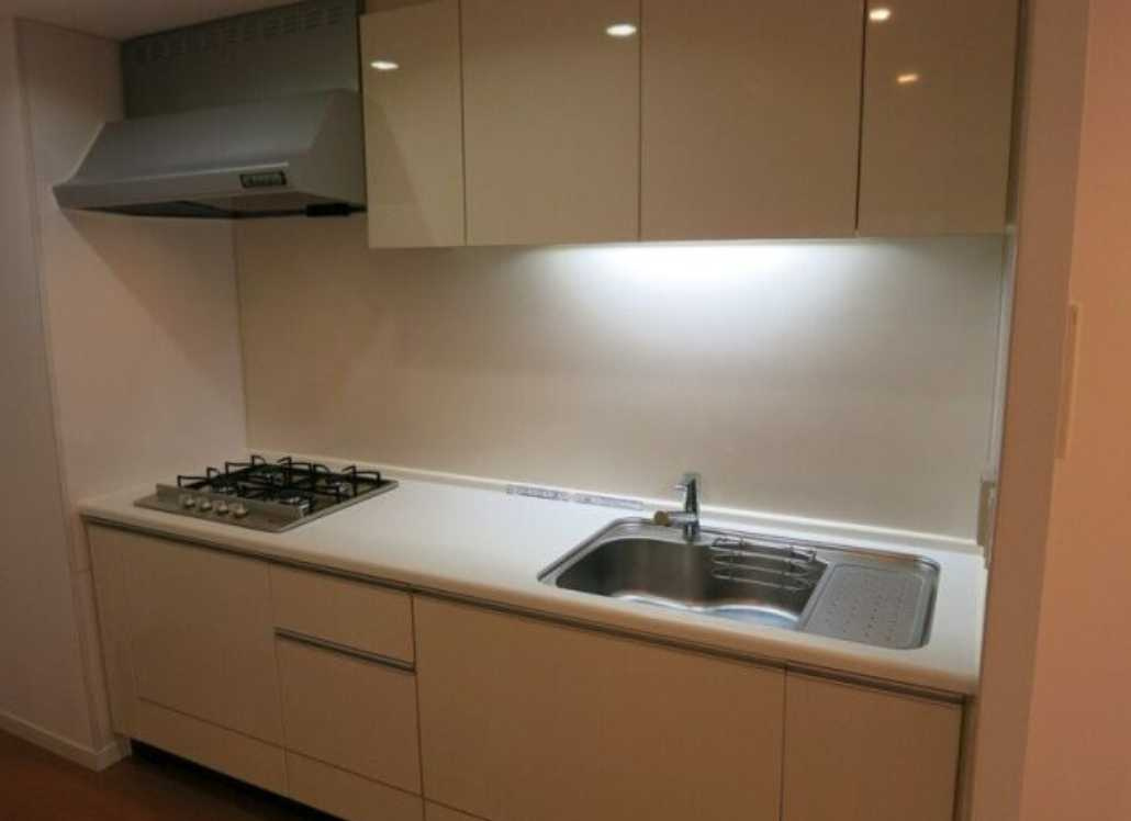 レジデンス三宿　ネット無料　トランクルーム　メゾネットのキッチン