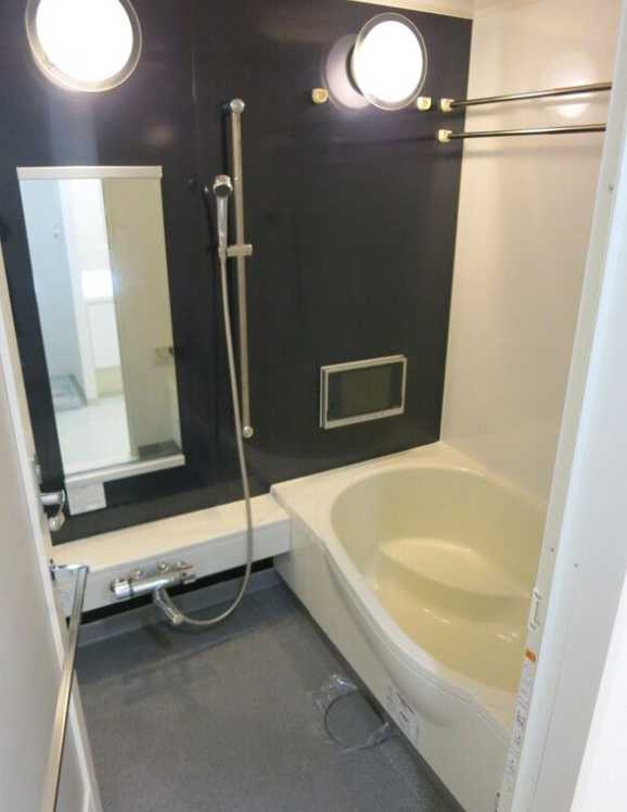 レジデンス三宿　ネット無料　トランクルーム　メゾネットの浴室