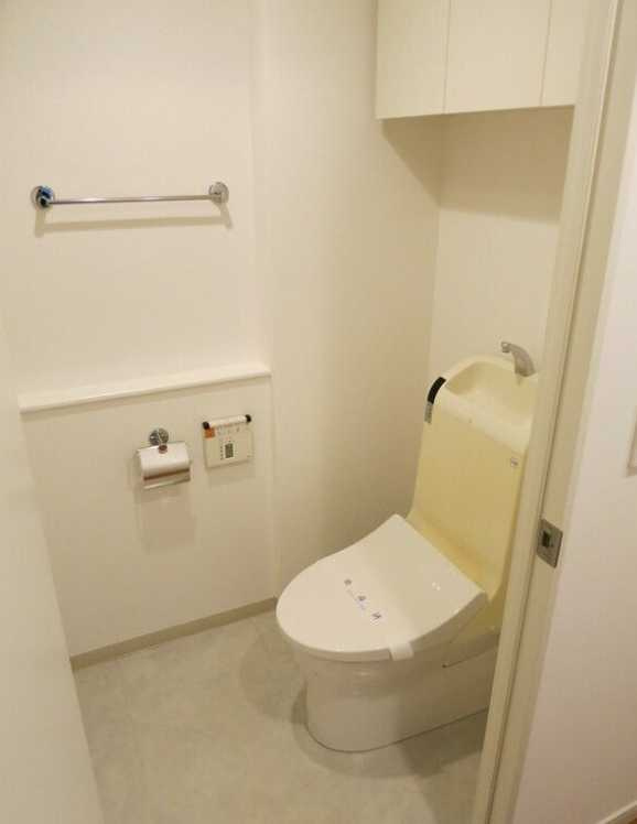 レジデンス三宿　ネット無料　トランクルーム　メゾネットのトイレ