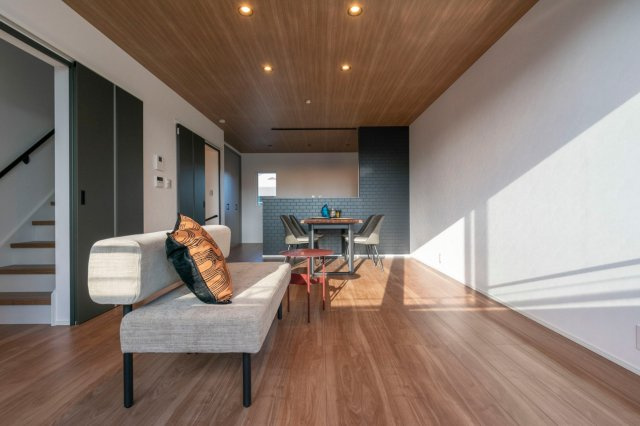 草津市渋川2丁目　新築戸建の居間・リビング