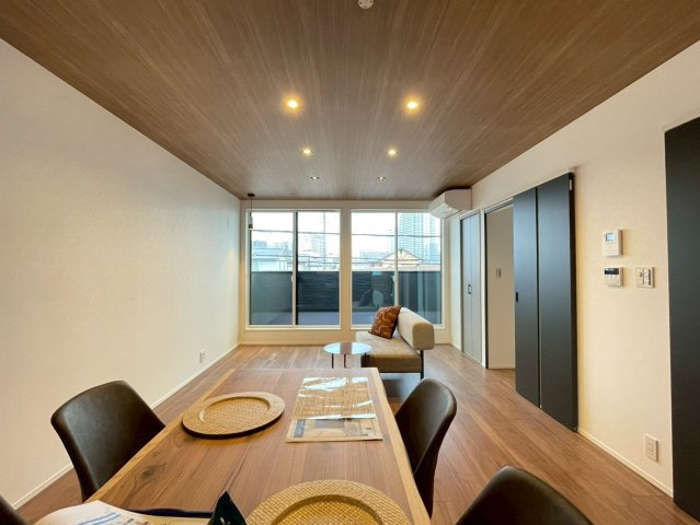 草津市渋川2丁目　新築戸建の居間・リビング