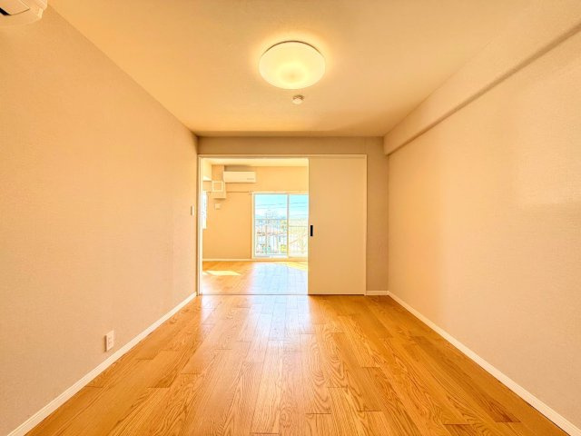 コスモ戸塚リベラヒルズA棟の洋室|◆柔らかい陽光が差し込む明るいお部屋を演出する設計。彩光の取れる窓が気持ちの良いお部屋を創り上げます。
