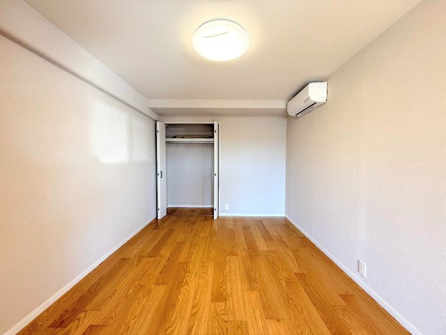 コスモ戸塚リベラヒルズA棟の洋室|◆室内はいつも明るい印象なので気持ちの良い朝を迎えられます。各部屋にはクローゼットを完備しており、収納が多いお家はすっきりして快適空間です。
