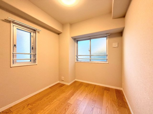 コスモ戸塚リベラヒルズA棟の洋室|◆感性を育むプライベートルームはシンプルでスマートな空間。好みの空間で読書をしたり、音楽を聞いたりと一人の時間も充実したものにできます。
