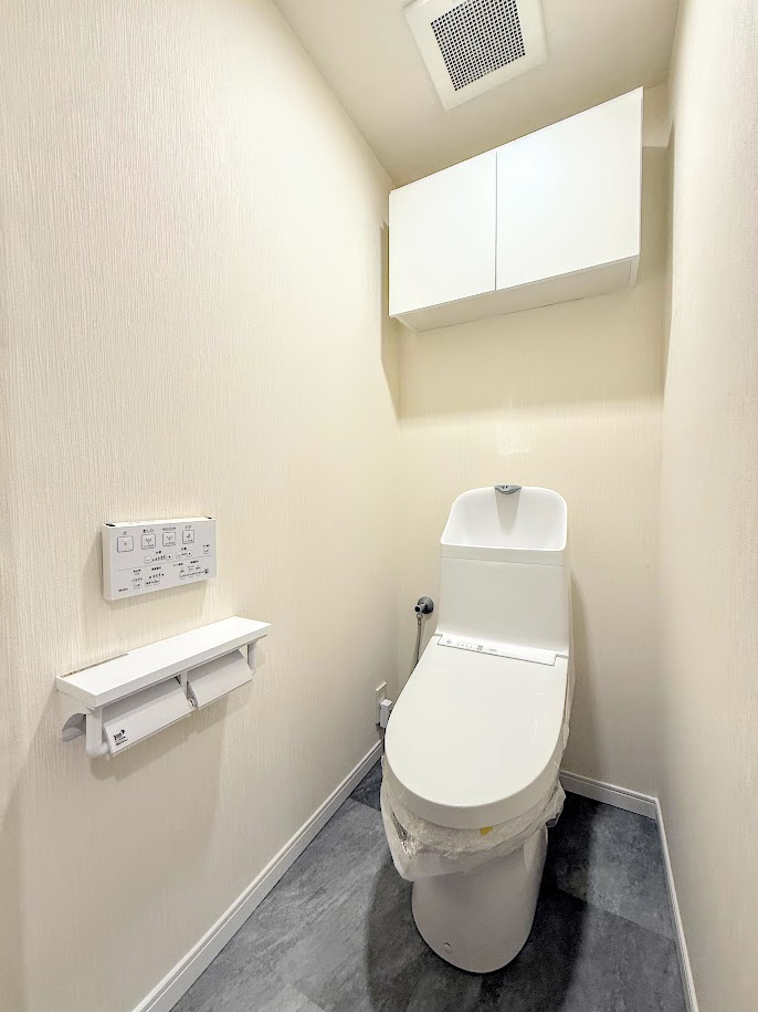 コスモ戸塚リベラヒルズA棟のトイレ|◆清潔感のある白を基調とした落ち着ける空間。小窓をもうけていますので、こもりやすい空気の入れ替えも簡単に行えますね！
