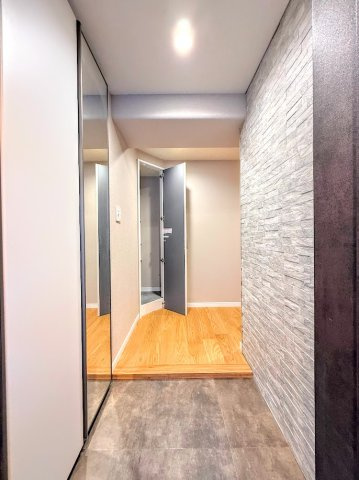 コスモ戸塚リベラヒルズA棟の玄関|◆明るい玄関です！散らかりやすい玄関もスッキリする大容量のシューズボックス付き。
