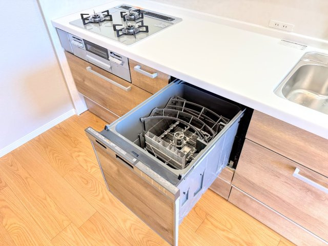 コスモ戸塚リベラヒルズA棟の設備|◆食後の食器洗いは食洗機にお任せ！ご家族と団らんの時間を。家事の時短に効果大の食洗器付き。高温洗浄、節水効果もございます。
