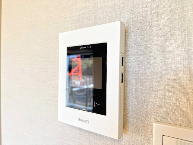 コスモ戸塚リベラヒルズA棟のセキュリティ|◆玄関に行かなくても来訪者が確認でき、ハンズフリーで会話をすることが出来ます。モニターを確認する事によって防犯効果も高まります。
