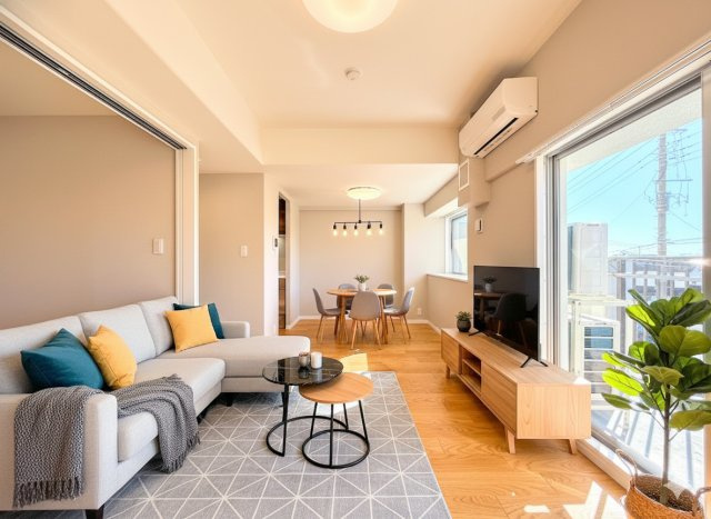 コスモ戸塚リベラヒルズA棟の居間・リビング|◆家族で食卓を囲むダイニングスペースと、ソファでゆったりくつろぐリビングスペースがしっかり区切られているので家具の配置や用途を使いわけしやすいです。
(家具はイメージです)