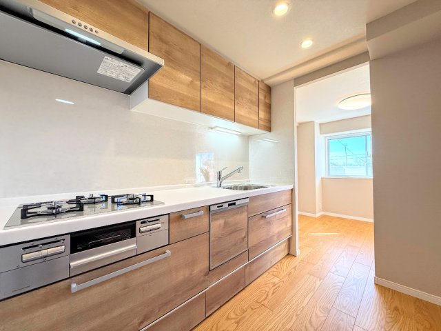 コスモ戸塚リベラヒルズA棟のキッチン|◆デザイン性と機能性を兼ね備えたキッチンです。リビングスペースとの一体感が生まれ、広々空間を演出してくれます。
