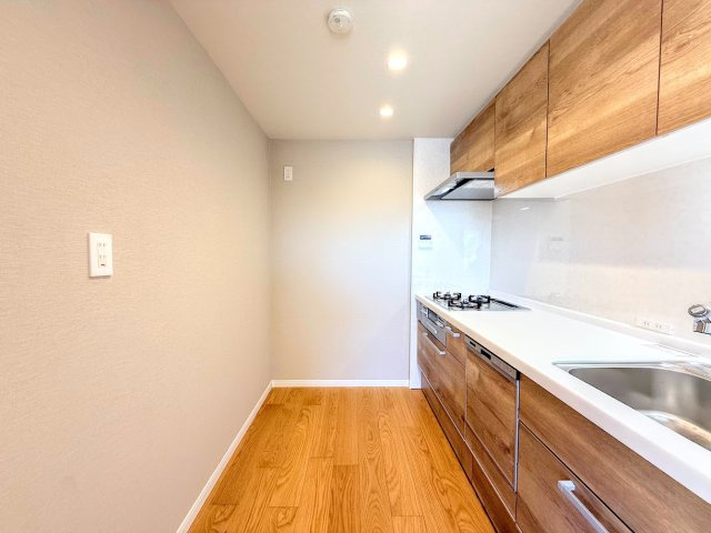 コスモ戸塚リベラヒルズA棟のキッチン|◆ご家族みんなで調理ができる位のスペースを実現したキッチン空間となっております。みんなで作った料理を召し上がりながらの会話は、どのような物になるのでしょうか。
