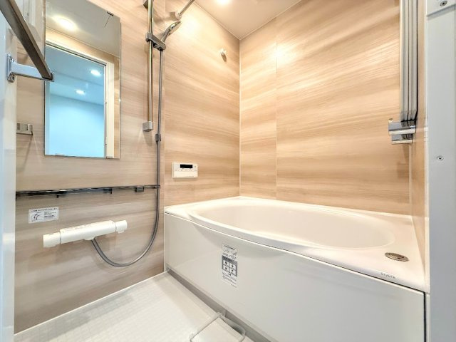 コスモ戸塚リベラヒルズA棟の浴室|◆お子様と一緒にバスタイムを楽しめる広々空間。浴室乾燥機付で心地よいバスタイムを実現します。
