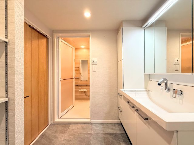 コスモ戸塚リベラヒルズA棟の独立洗面台|◆毎日使う場所だから、機能的で使いやすさに配慮したパウダールーム。すっきりと使えるように収納も豊富にご用意しています。
