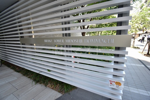 大阪市中央区南本町４丁目の賃貸マンションのエントランス