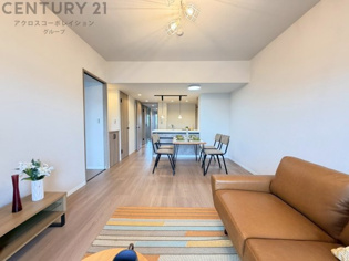 オートロックや宅配ボックス、スーパーや病院が徒歩圏内にある高い利便性と安心感が特徴です。