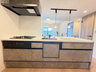 多田小学校（徒歩3分）、幼稚園も近く、子育て世代に人気の立地。