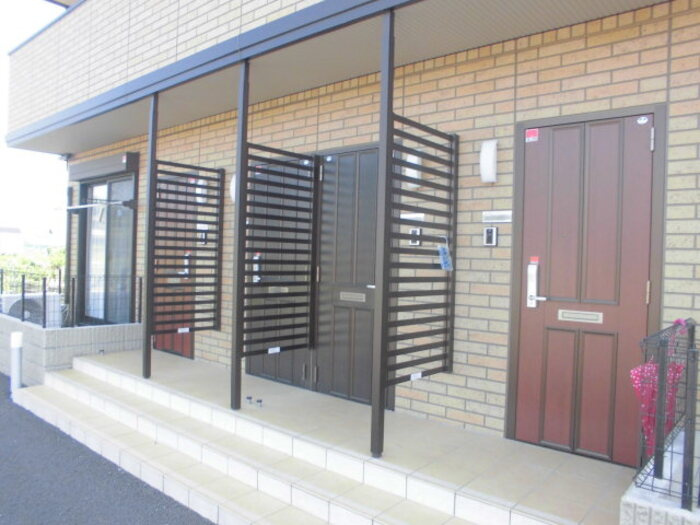 アロッジオ城川のエントランス|高崎、前橋、伊勢崎エリアのお部屋探しはエンドスケープまで！お客様の理想お聞かせ下さい♪