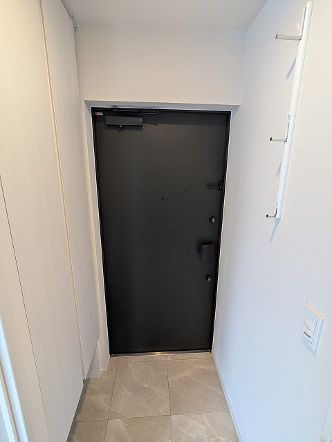 LEFOND PROGRES上野御徒町の設備|玄関はディンプルキーのダブルロックセキュリティ、人感センサー付玄関ライト、コートフック付