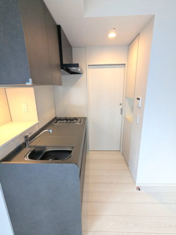 LEFOND PROGRES上野御徒町のキッチン|ガス2口キッチン、料理しやすいシンクカバー付です、キッチン奥にレンジ置場あります、キッチンシンク向かいに備付食器棚付きです