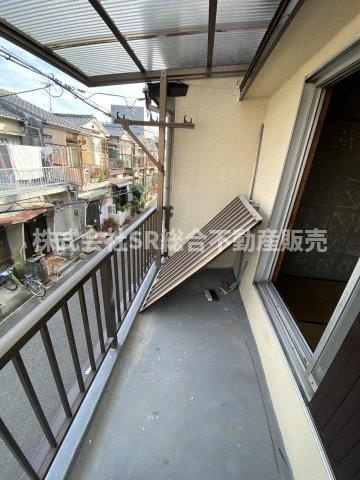 布市町2丁目中古テラスハウスのバルコニー|陽当たり良好のバルコニーで洗濯物が乾きやすいです！