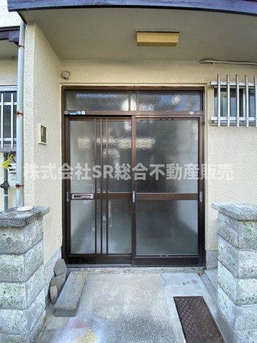 布市町2丁目中古テラスハウスの玄関|玄関ドアは開け閉めがしやすい引き戸です。