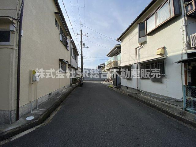 布市町2丁目中古テラスハウスの前面道路含む現地写真|前面道路含む現地写真です
