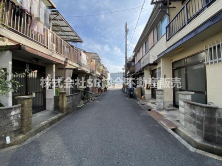 布市町2丁目中古テラスハウスの前面道路含む現地写真|前面道路含む現地写真です