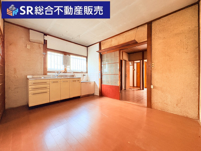 布市町2丁目中古テラスハウスのキッチン|明るいダイニングキッチンです！テーブルと椅子は置ける広さです。