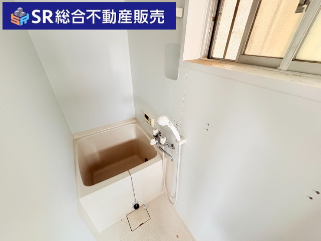 布市町2丁目中古テラスハウスの浴室|お風呂には窓もあり、換気がバッチリとできます☆