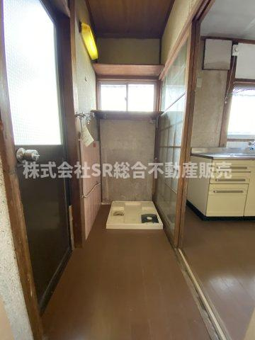 布市町2丁目中古テラスハウスの脱衣所|脱衣スペースには勝手口もあります！