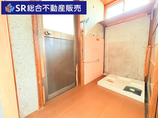 布市町2丁目中古テラスハウスの脱衣所|脱衣スペースには勝手口もあります！