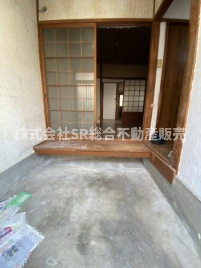布市町2丁目中古テラスハウスの玄関|玄関にシューズボックスを置いても広く使えます！