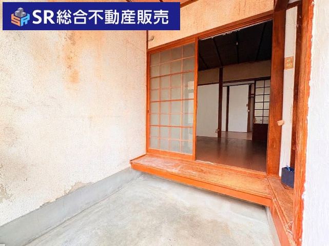 布市町2丁目中古テラスハウスの玄関|玄関にシューズボックスを置いても広く使えます！