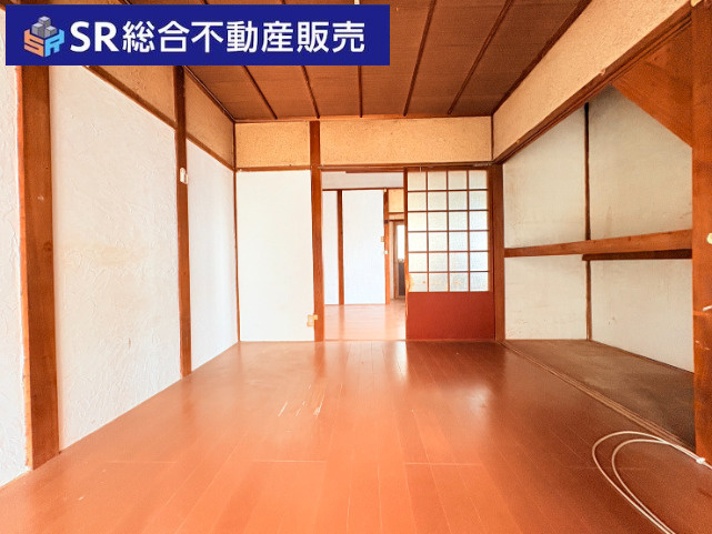 布市町2丁目中古テラスハウスの洋室|1階4.5帖　リビング隣の洋室なので居間としても使用できます♪全居室収納有☆階段下も収納として有効活用されています。
