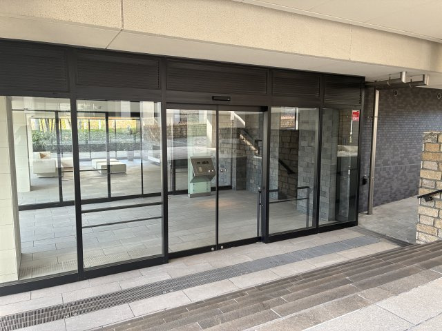 ドレッセあざみ野ガーデンズのエントランス