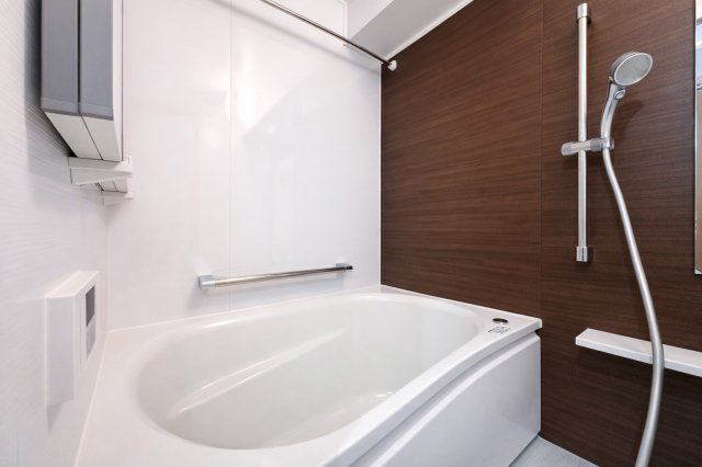 モンテベルデ六義園の浴室|家族みんなの疲れをやさしく包み込む、広々とした癒しのバスルーム。ゆったりとくつろげる空間で、日々のストレスもすっと解きほぐされる、心身ともにリラックスできるひとときをお届けします。