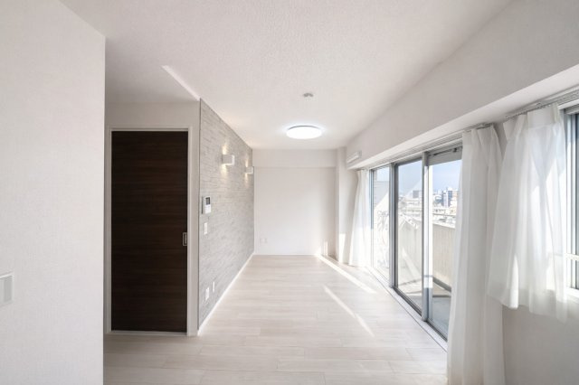 モンテベルデ六義園の居間・リビング|陽だまりのような温もりに包まれる広々リビング。家族の笑顔と心地よい毎日を育む、かけがえのない場所に。