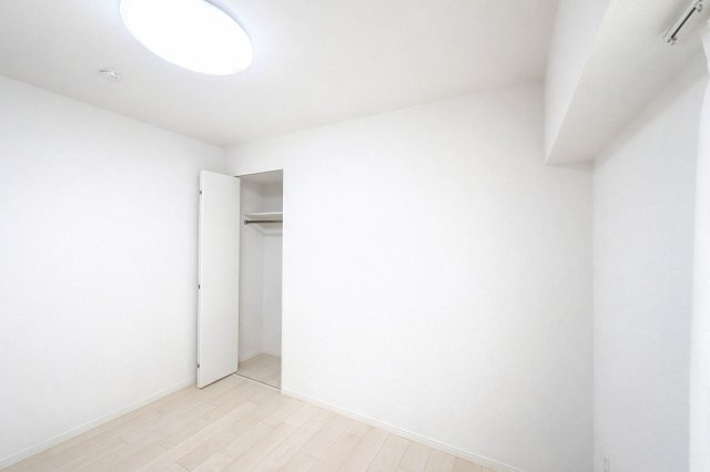 モンテベルデ六義園の洋室|たっぷりの自然光が差し込む洋室で、家族とのくつろぎ時間がいっそう心地よく広がる空間へ。