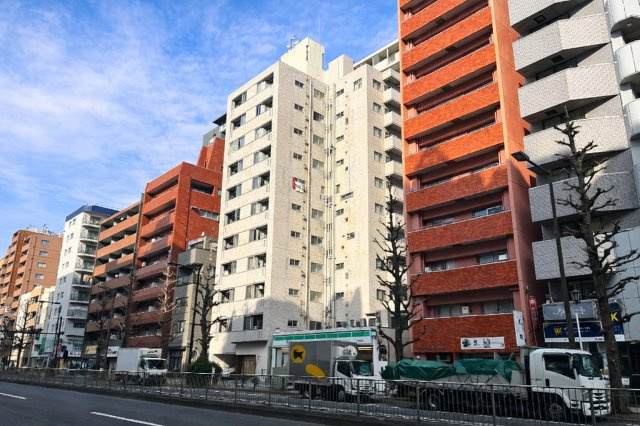 モンテベルデ六義園の外観|控えめながらも洗練されたフォルムが、街並みに自然と溶け込みます。ほどよい高さと落ち着きのある佇まいが、住まう人に安心感と静かな誇りをもたらします。